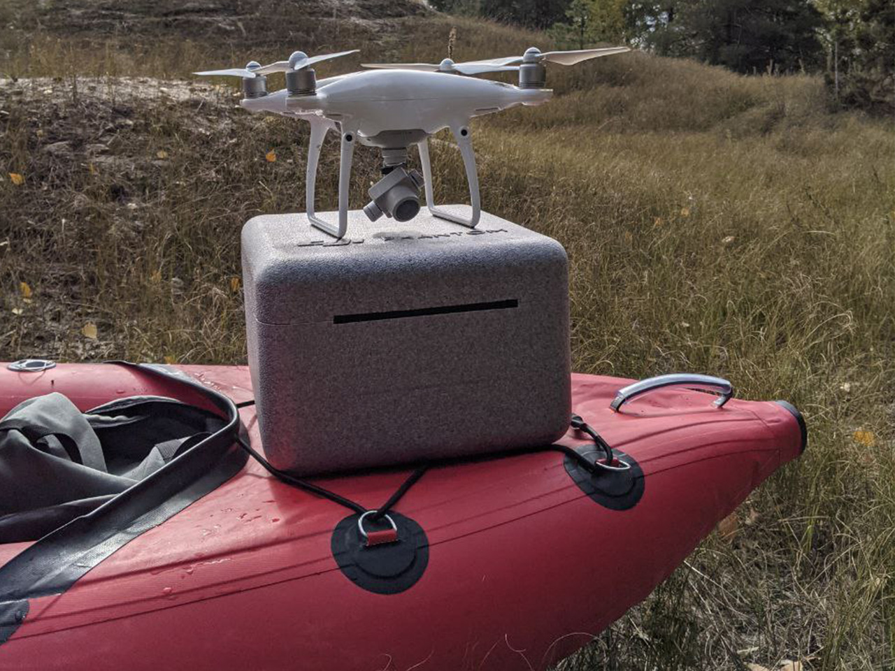Дрон UAV DJI Phantom 4 Pro та байдарка з ехолотом для виконання батиметричного обстеження ріки Дніпро, Канівське водосховище (фото обладнання)