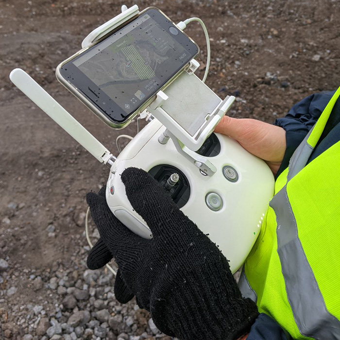 Пілотування безпілотного літального апарату DJI Phantom 4 Pro за допомогою пульта керування - процес аерофотознімання кар'єру (фото)